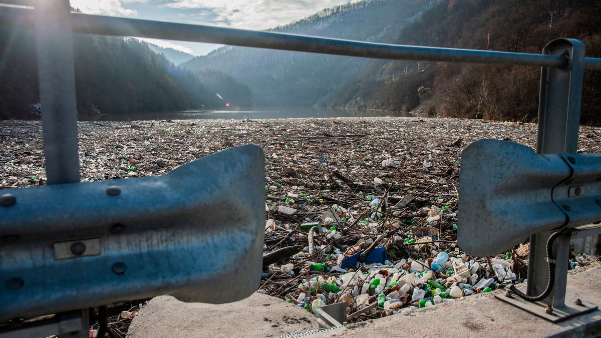 Když se plasty valí proudem. Tak teď vypadají dravé řeky na Balkáně